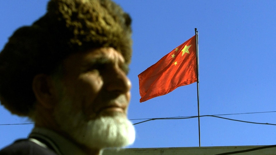 Le drapeau de la Chine en arrière-plan du visage d'un homme