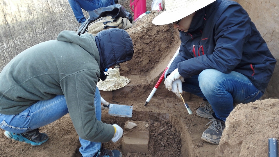 Des archéologues examinent une pointe de quartzite découverte dans le sud du plateau de Loess en Chine. La pièce a plus de 2 millions d'années.