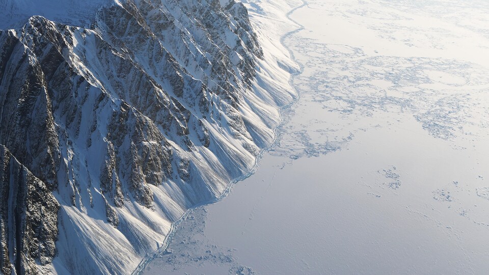 Une vue aérienne de l'île d'Ellesmere au Nunavut, le long de l'océan Arctique.