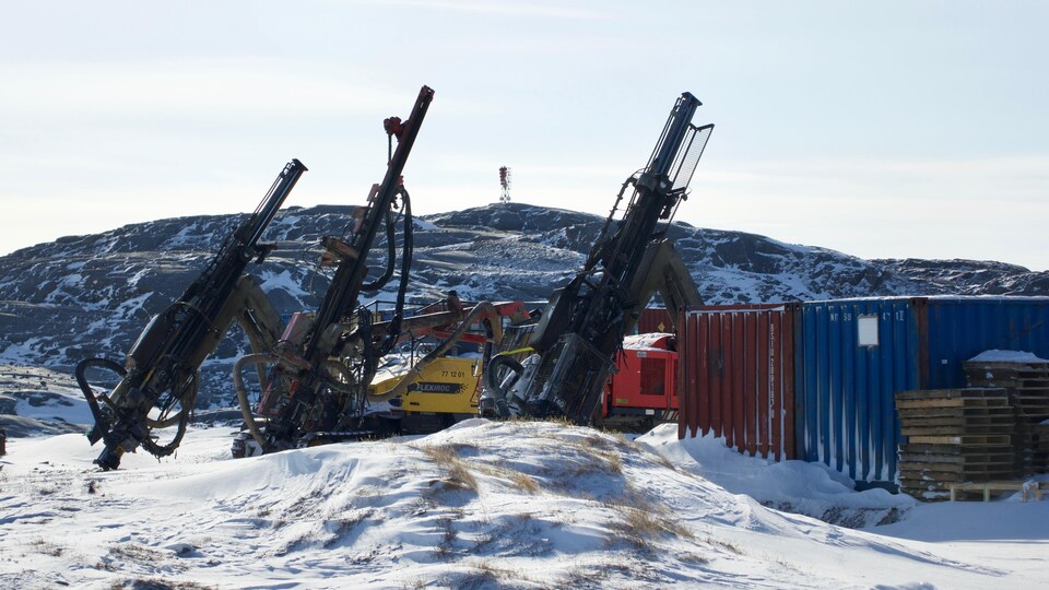 Une image montre de l'équipement de forage devant servir à de l'exploration minière sur l'Île de Baffin, au Nunavut