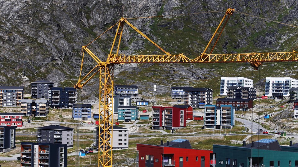 Une image montre une .    



Une image montre une grue servant à la construction d'édifices à appartements dans la capitale du Groenland, Nuuk.
