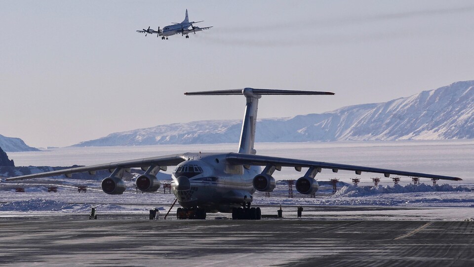 Une vue de la base militaire américaine de Thulé au Groenland. Un avion de surveillance est au bout d'une piste et un autre s'apprête à atterrir.