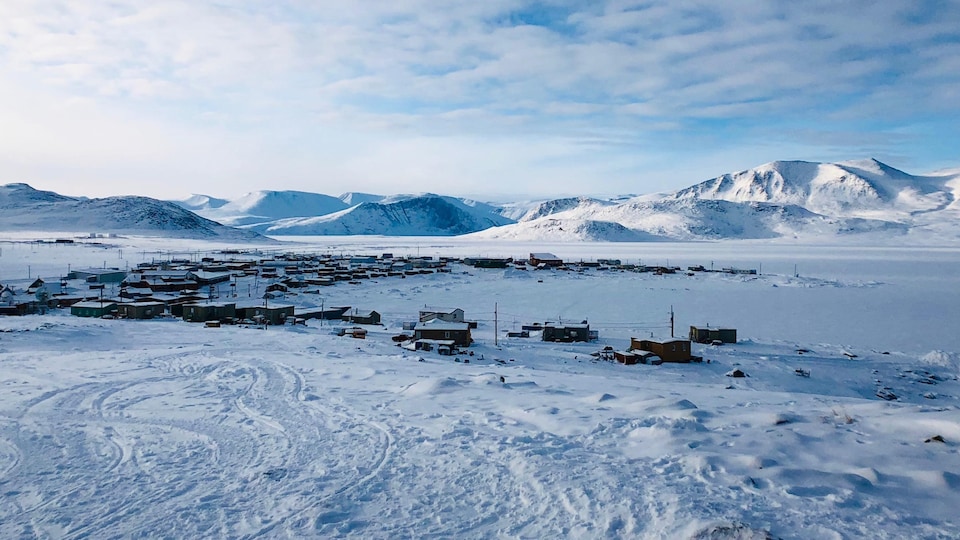 Vue du village insulaire de Qikiqtarjuaq au Nunavut