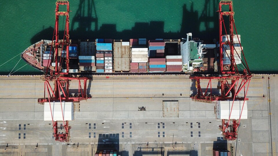 Vue aérienne sur un bateaux chargé de conteneurs dans un port chinois.