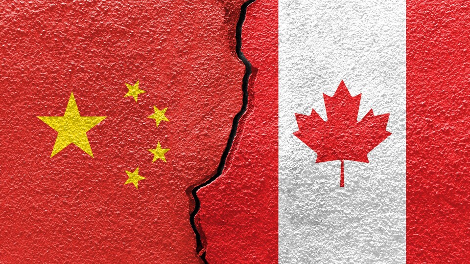 Les drapeaux de la Chine et du Canada imprimés sur une dalle de béton fissurée.