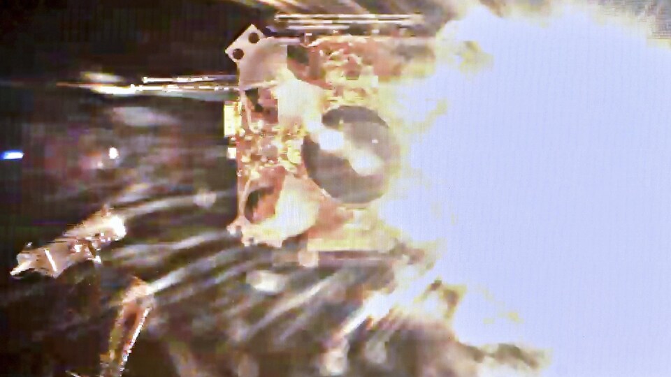 Une sonde spatiale quitte la Lune dans un grand éclair de lumière.