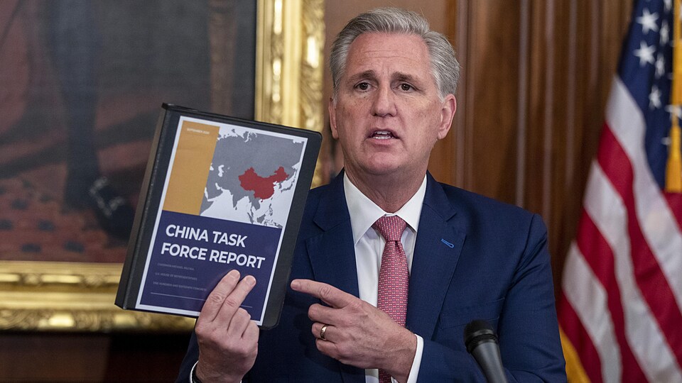 Kevin McCarthy tient un rapport dans les mains.