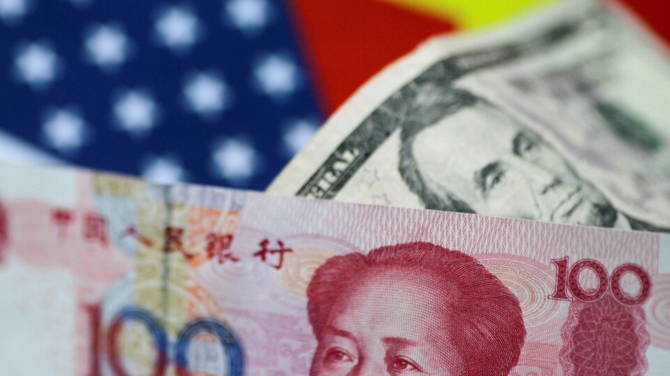 Des billets de banque américain et chinois.