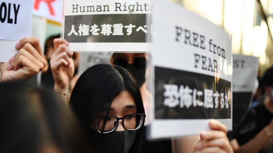 Des manifestants participent à une manifestation à Osaka le 27 juin 2019 contre un projet de loi controversé sur l'extradition à Hong Kong, lors du sommet du G20.