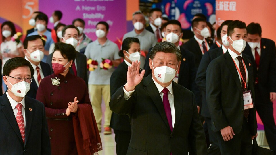 Le président chinois Xi Jinping accompagné du nouveau chef de l'exécutif de Hong Kong, John Lee.