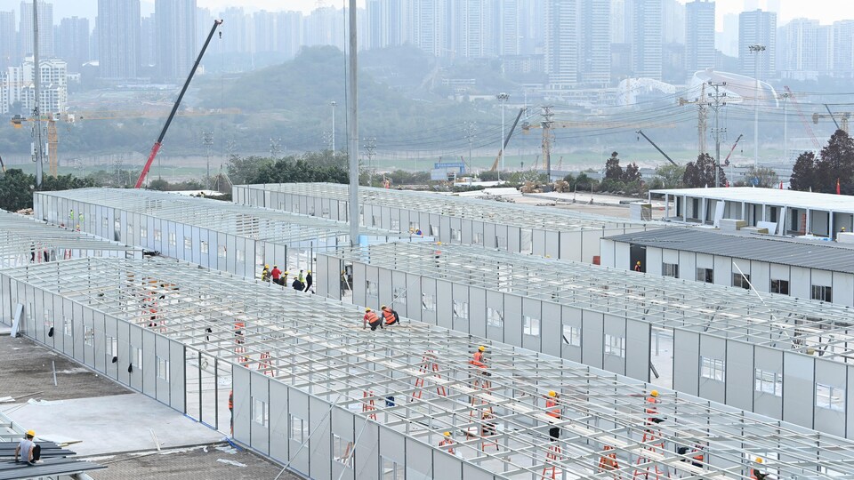 Des travailleurs de la construction sur une grosse structure.