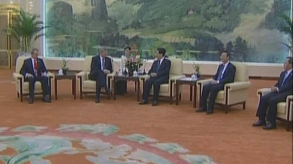 L'ancien premier ministre Stephen Harper en discussion avec les autorités chinoises à Pékin.