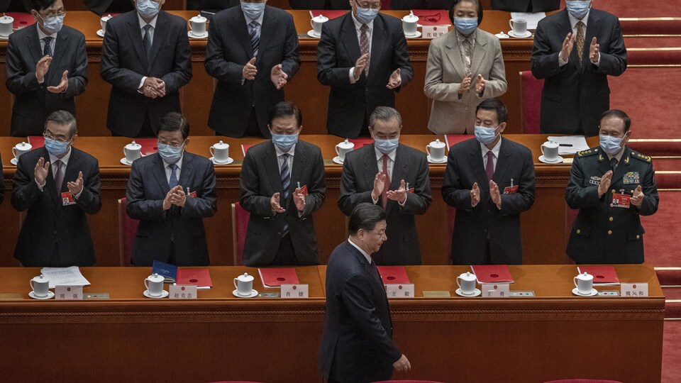 Xi Jinping entouré de législateurs.