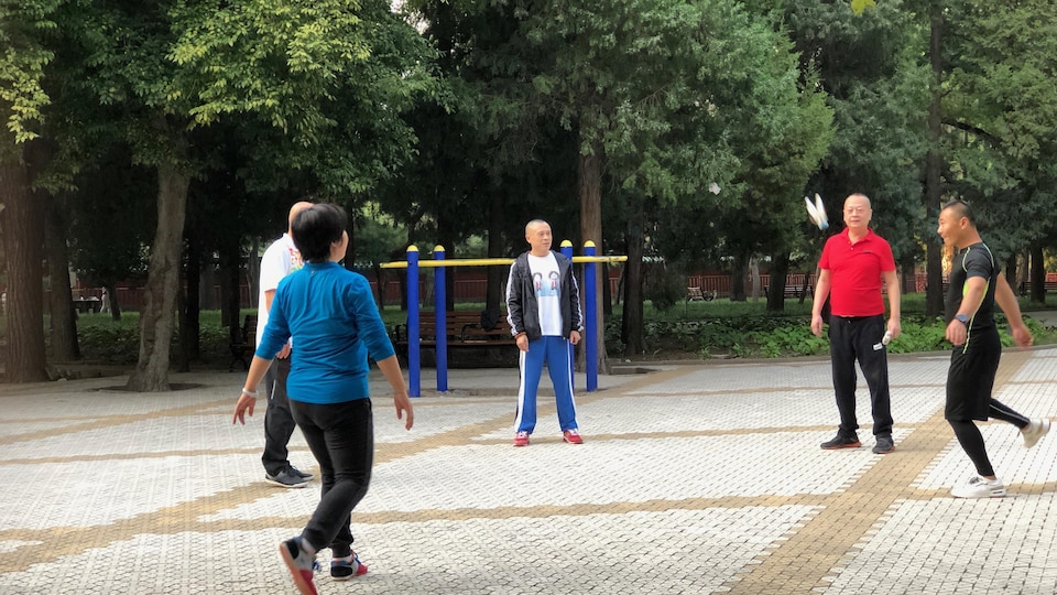 Des hommes jouent au jianzi.