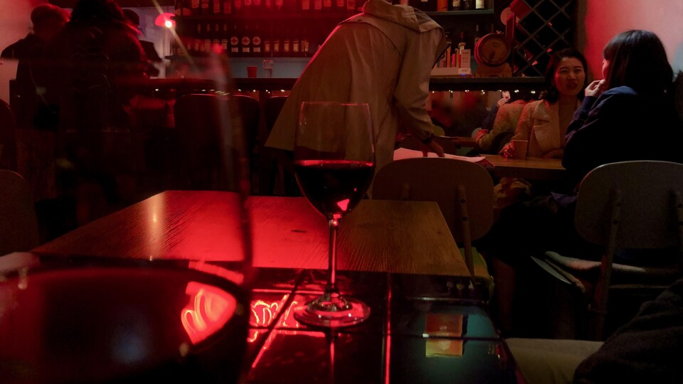 Des convives bavardent dans un restaurant.
