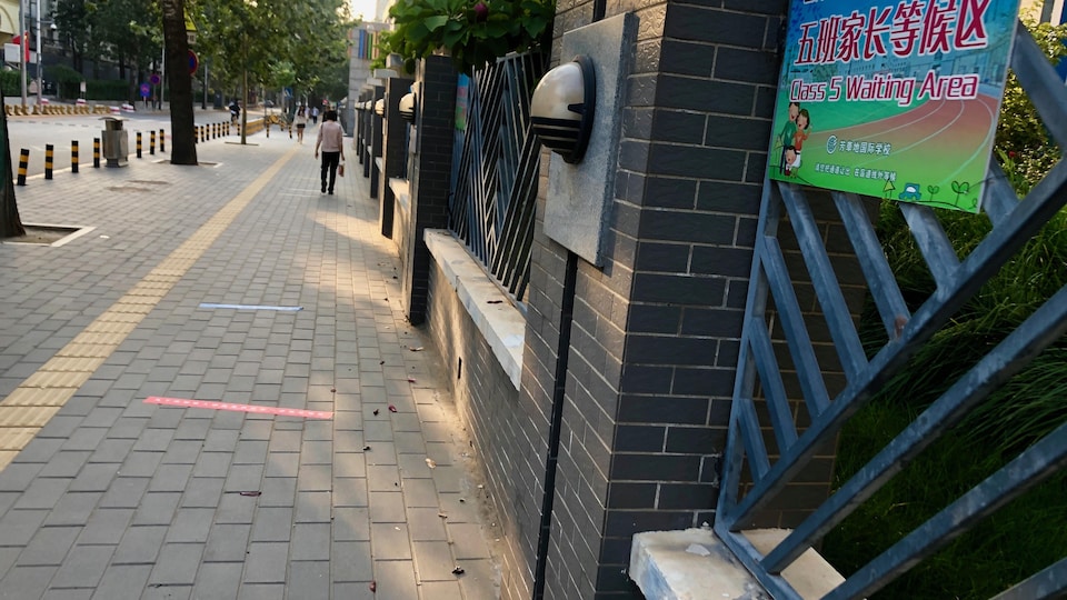 Des lignes de distanciation physique devant une école.