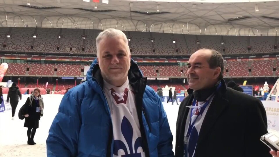 Le premier ministre Philippe Couillard dans un stade chinois.
