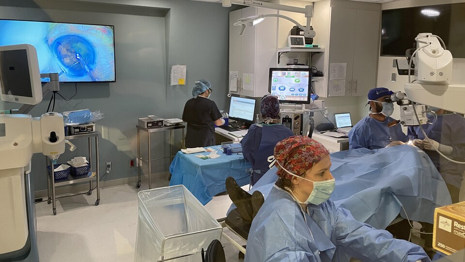 Une opération de la cataracte au Kensignton Eye Institute de Toronto.