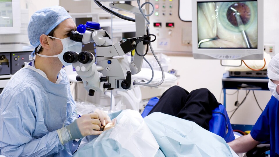 Un oftalmólogo que realiza una cirugía de cataratas.