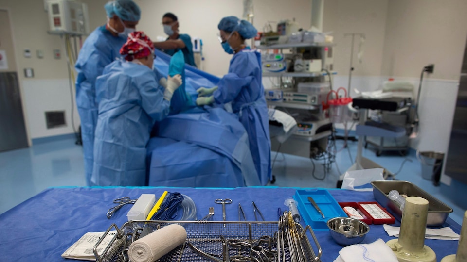 Un patient sur une table d'opération chirurgicale