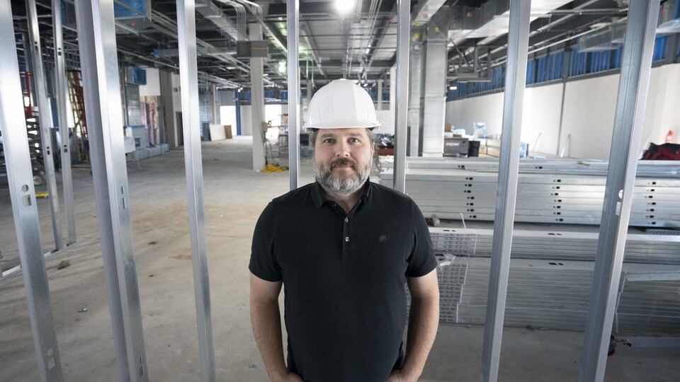 Un homme sur un chantier de construction