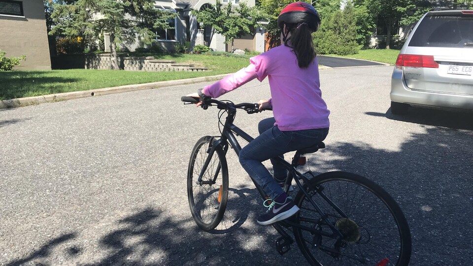 Chloé est sur son vélo.