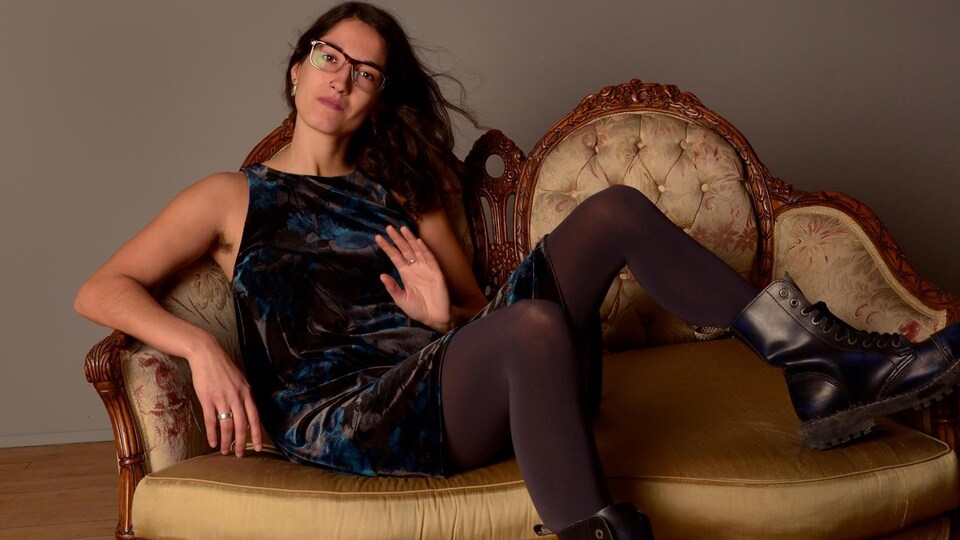 Chloé LaDuchesse pose pour une photo.