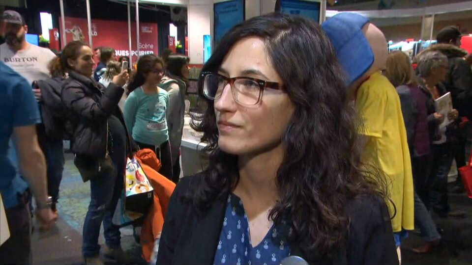 Chloé Leduc-Bélanger répond aux questions d'un journaliste au Salon du livre de l'Outaouais.
