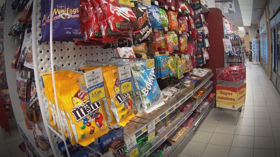 On voit des chocolats et des friandises vendus en pharmacie.