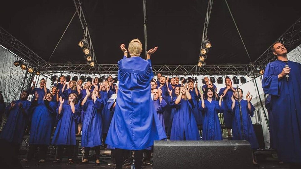 Le Choeur Expérience Gospel offre une prestation sur scène.