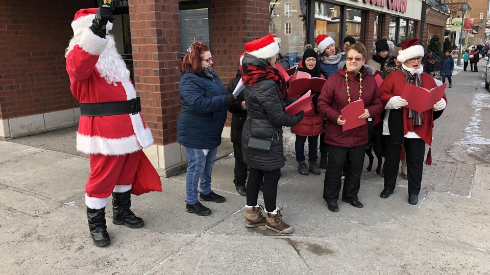 Une chorale improvisée sur la rue Lafontaine à Rivière-du-Loup.