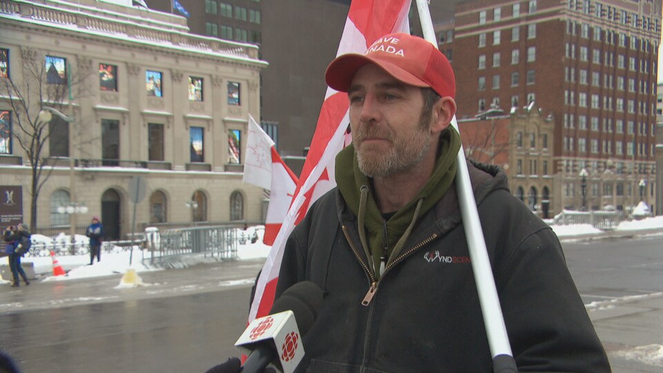 Le manifestant Chris Dacey.