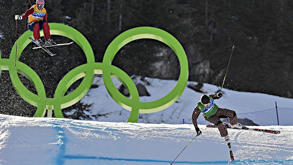 Chris Del Bosco (droite) chute après avoir tenté un dépassement aux Jeux olympiques de Vancouver