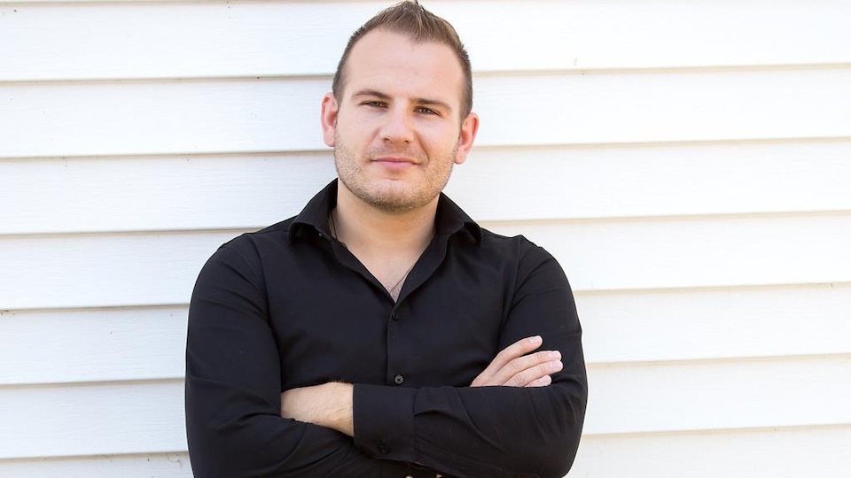 Chris Ewen, qui croise les bras.