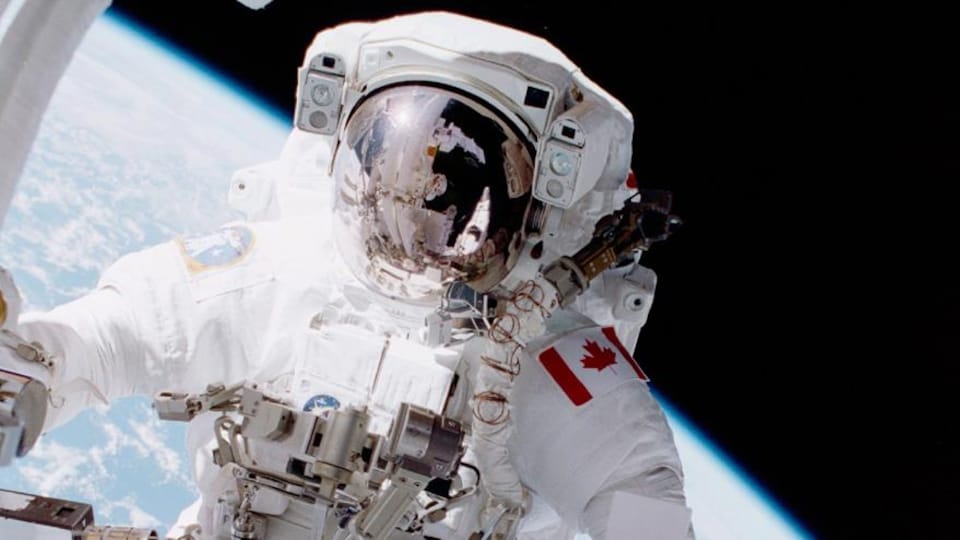 L'astronaute Chris Hadfield dans l'espace.
