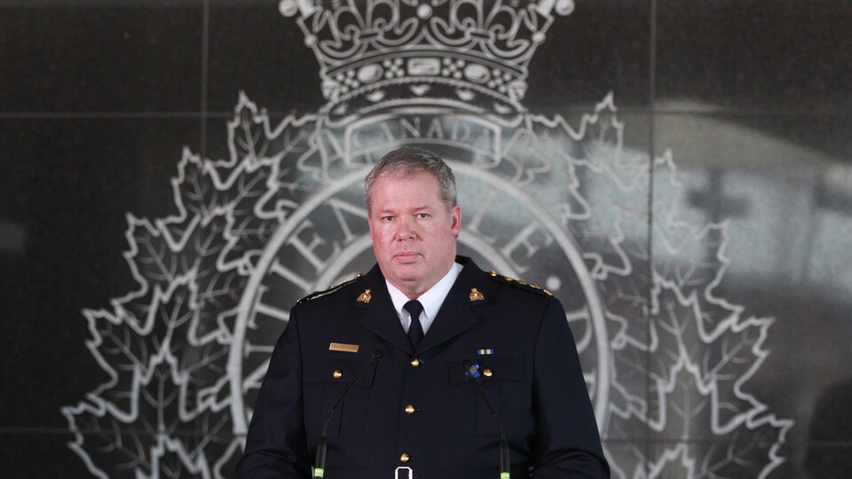 Le commandant des opérations criminelles de la GRC en Nouvelle-Écosse, Chris Leather, lors de sa conférence de presse de mercredi.