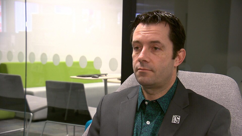 Christian Daigle en entrevue dans les bureaux de Radio-Canada à Québec.