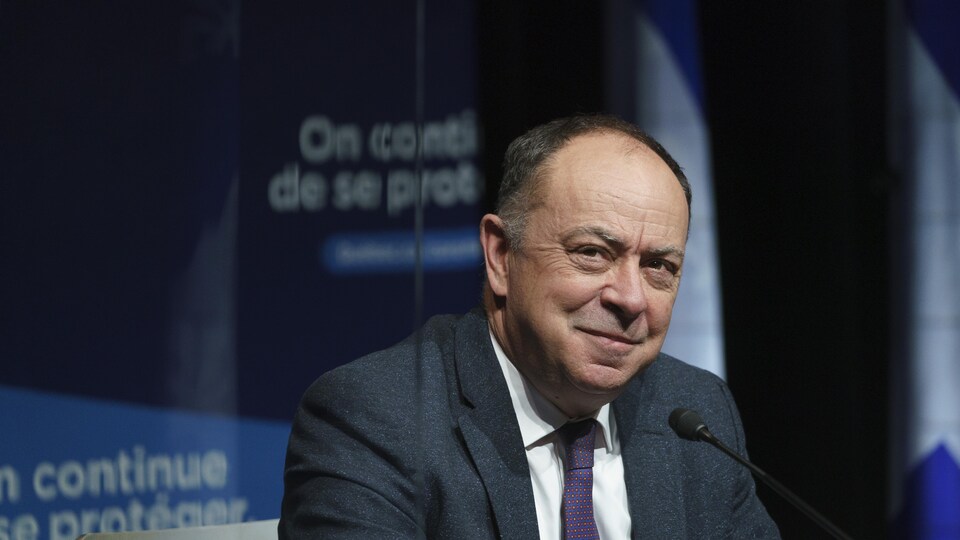 Christian Dubé s'adresse aux journalistes.