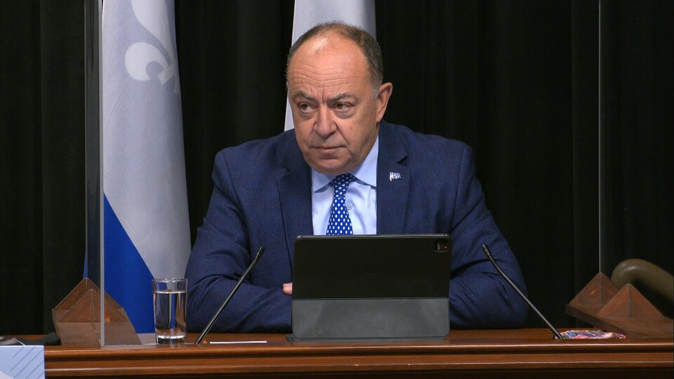 Christian Dubé en conférence de presse, mardi après-midi