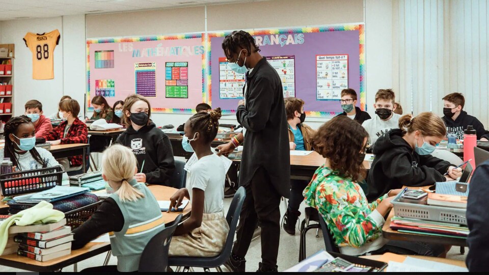 Un enseignant dans sa salle de classes à Regina.