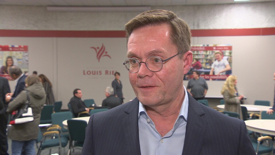 Le directeur général adjoint de la Division scolaire Louis Riel, Christian Michalik.