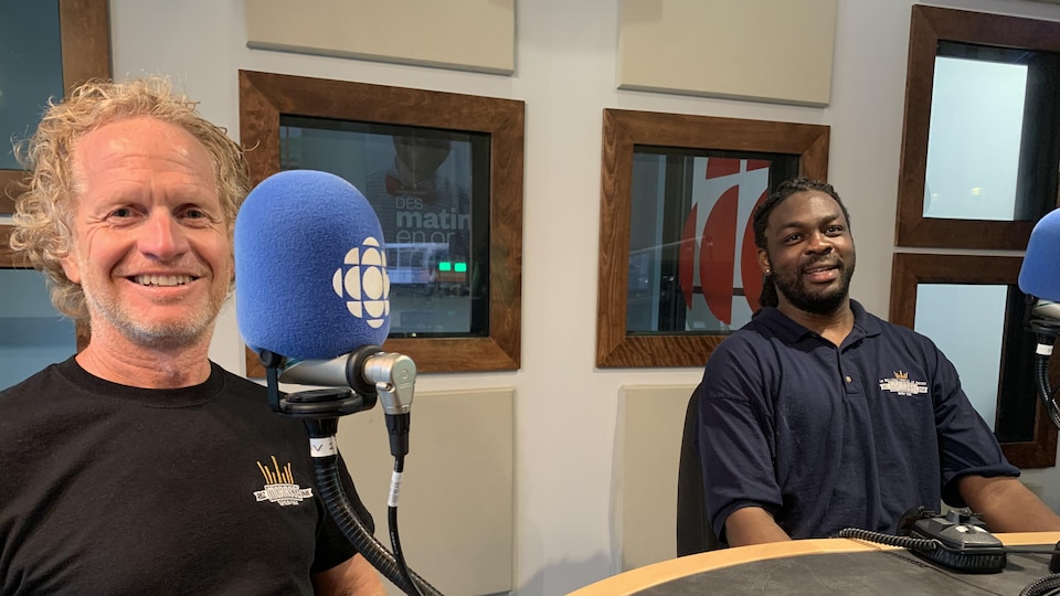 Christian Morasse et Carlos Sodji en entrevue dans le studio de Radio-Canada à Rouyn-Noranda.