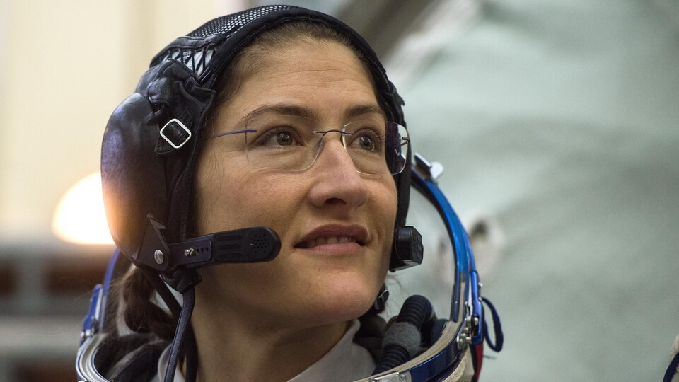 Plan rapproché de Christina Koch en combinaison spatiale.