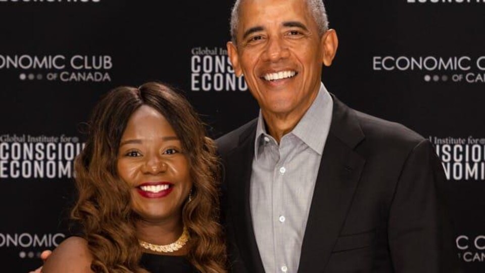 Christine Edith Dikongué et Barack Obama debout se prennent en photo.