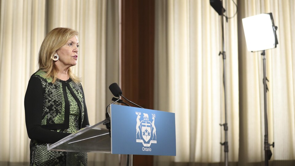 La ministre ontarienne de la Santé, Christine Elliott, en conférence de presse.