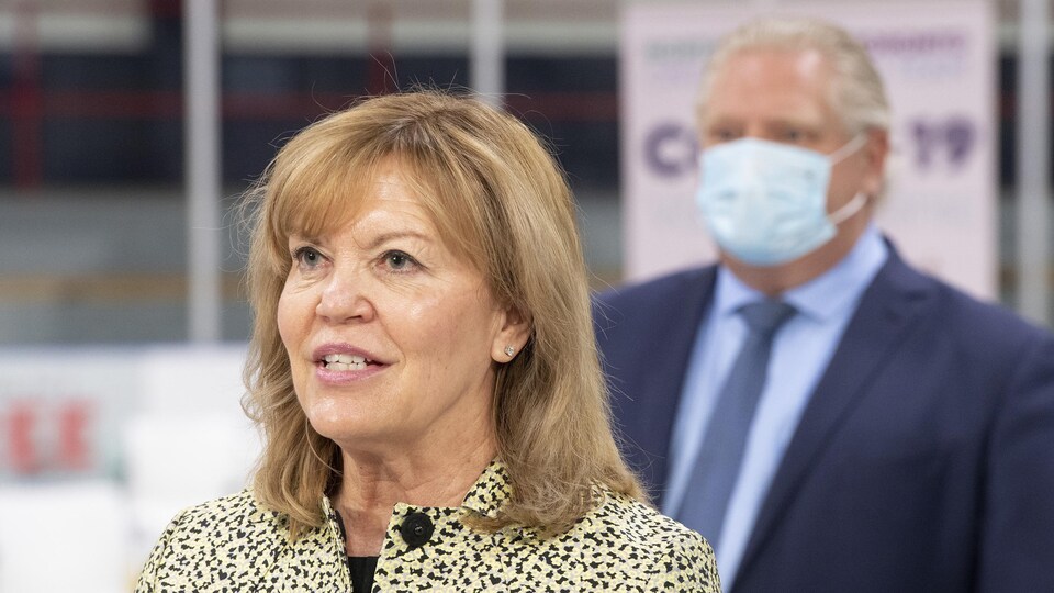 Christine Elliott à une conférence de presse.