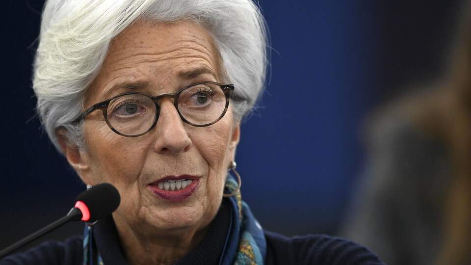Mme Lagarde prend la parole lors d'un événement.