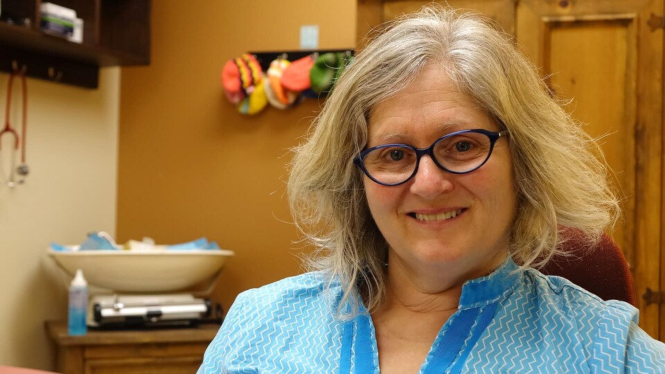 Une sagefemme retarde son départ à la retraite pour assurer le service