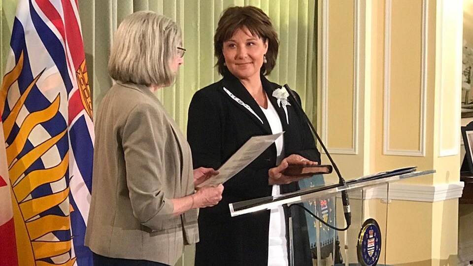 Christy Clark (à gauche) lors de son assermentation le 12 juin 2017 en compagnie de la lieutenante-gouverneure Judith Guichon (à droite).