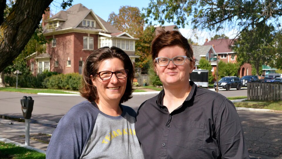 Christy Tashjian et Jenni Huntly posent pour une photo.